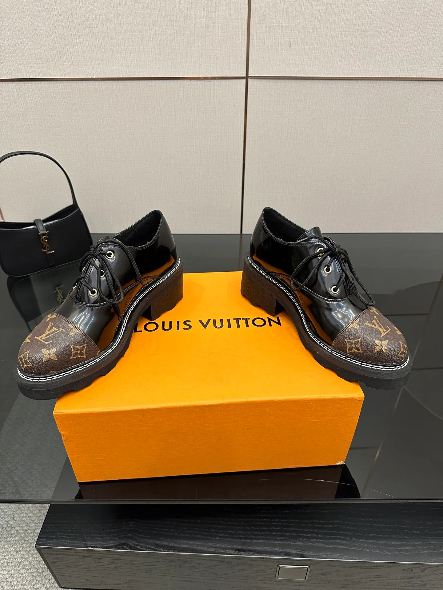 👟👟Ex-factory price 720👟👟 LOUIS VUITTON Louis Vuitton counter latest model top version LV inner cowhide material is real! Original 1:1 material reproduction! Modern and casual in one! Release a strong aura like a queen 🔥Capture everyone's attention instantly💃 Inner/foot pads: imported cowhide Fabric: cowhide Outsole: full genuine leather Code number: 35-41 (40, 41, 42 customizations are not returnable)